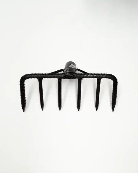 คราดเหล็กหนา-6-ซี่-สีดำ-รอยเชื่อมแน่นหนา-โครงสร้างเหล็กกล้าแข็งแรง-สำหรับงานสวน