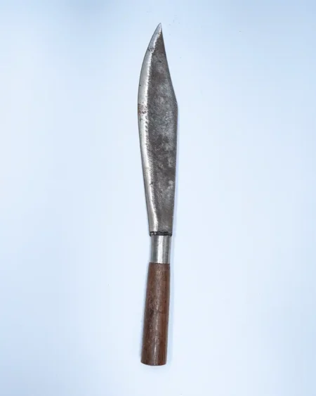 มีดปลายแหลม-หลังโค้ง-ใบมีดเหล็กกล้าสีเงิน-ด้ามจับไม้เนื้อแข็งสีน้ำตาล-คมกริบแข็งแรง