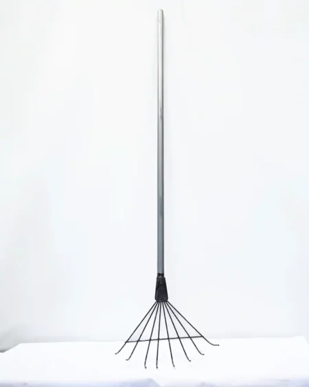 คราดเหล็กหนาพร้อมด้ามเหล็กยาว-ทรงมือเสือ-โครงสร้างเหล็กกล้าแข็งแรง-รอยเชื่อมหนาแน่น-สำหรับงานเกษตรและจัดสวน